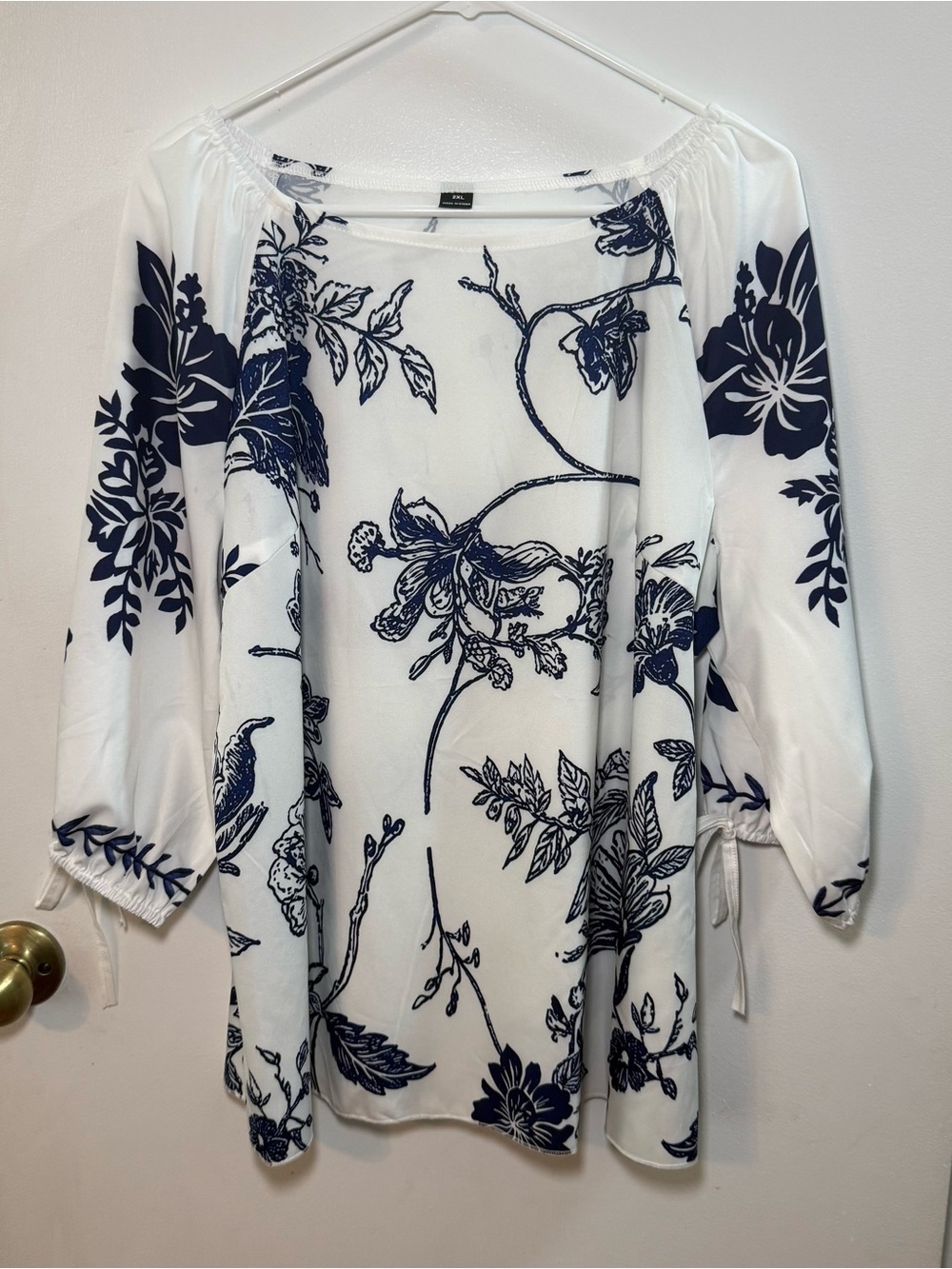 Plus Size 2X Navy & White Porcelain Floral Top Curve fit New Never Worn
